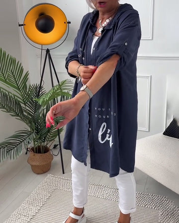 Blouse met capuchon en knopen met letterprint in de kleur Marineblauw voor dames in stijl ideaal voor de lente.