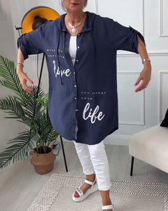 Blouse met capuchon en knopen met letterprint in de kleur Marineblauw voor dames in stijl ideaal voor de lente.