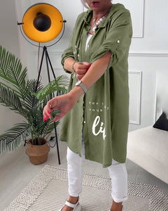 Blouse met capuchon en knopen met letterprint in de kleur Marineblauw voor dames in stijl ideaal voor de lente.