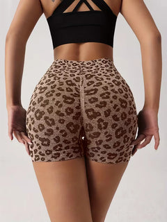 High-waisted shorts met leopard print
