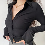 Carse | Vrouwen Enkelborstig Klokmouw Blouse in de kleur Zwart voor dames in stijl ideaal voor de herfst.