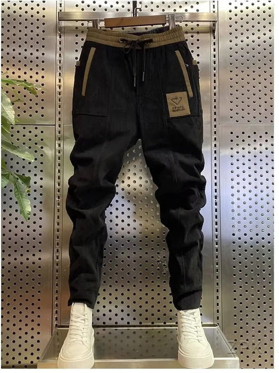 Clovis | Corduroy heren joggingbroek in de kleur Zwart voor heren in Lounge stijl geschikt voor alle seizoenen.