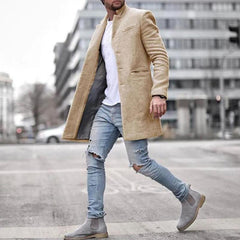 Stijlvolle en behaaglijk warme lange wollen herenjas, perfect voor een trendy najaarslook. De effen kleur maakt moeiteloze combinaties met diverse outfits mogelijk. Maattabel beschikbaar voor diverse maten.