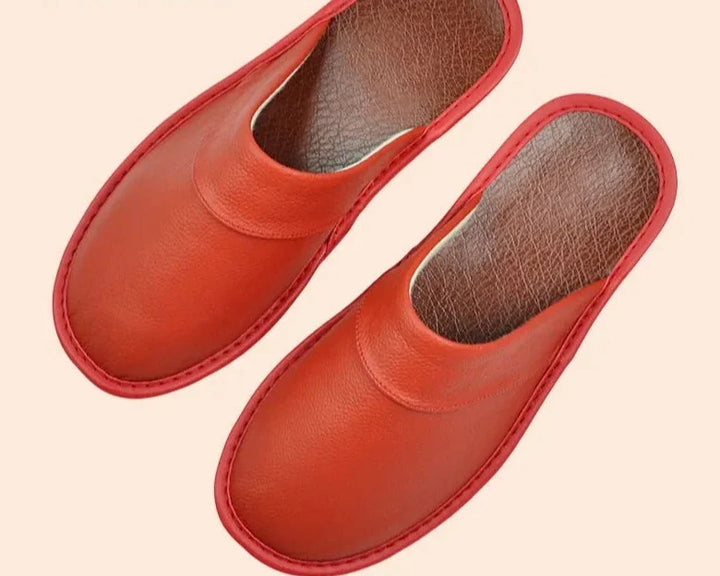 Zwarte leren heren pantoffels - perfect voor koude herfst en winterdagen. Deze premium pantoffels bieden een mix van materialen voor warmte en comfort, en zijn ideaal voor dagelijks gebruik. Stijlvol, lichtgewicht ontwerp in de kleur zwart.
