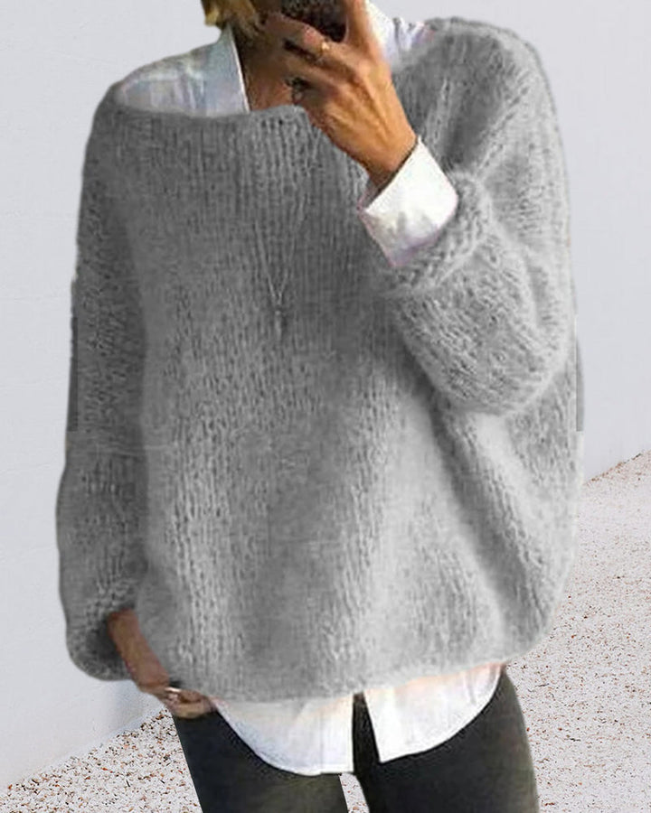 Danique Mell | Effen offshoulder pluizige trui in de kleur Grijs voor dames in stijl ideaal voor de herfst.