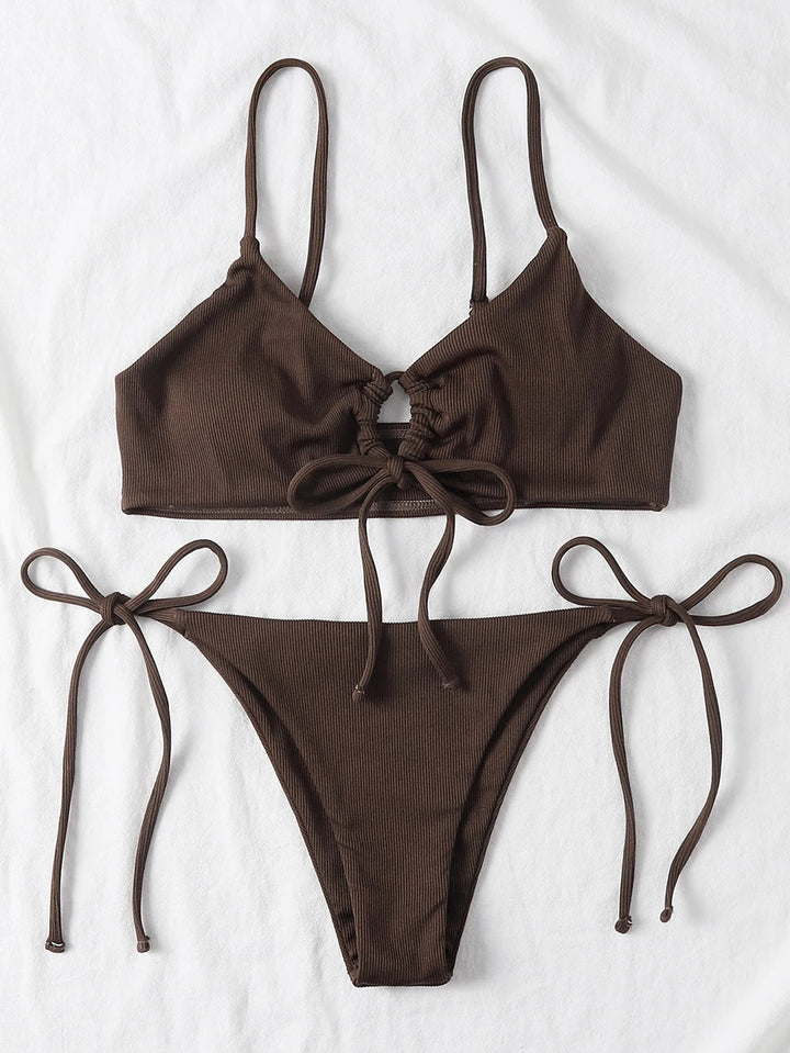Demi bikini | Simpel & trendy in de kleur Zwart voor dames in Beach stijl ideaal voor de zomer.
