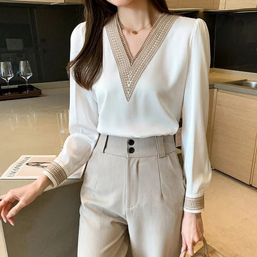 Deniece | Kantoor Dame Chiffon Blouse in de kleur Wit voor dames in Formal stijl ideaal voor de herfst.
