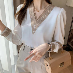Deniece | Kantoor Dame Chiffon Blouse in de kleur Wit voor dames in Formal stijl ideaal voor de herfst.