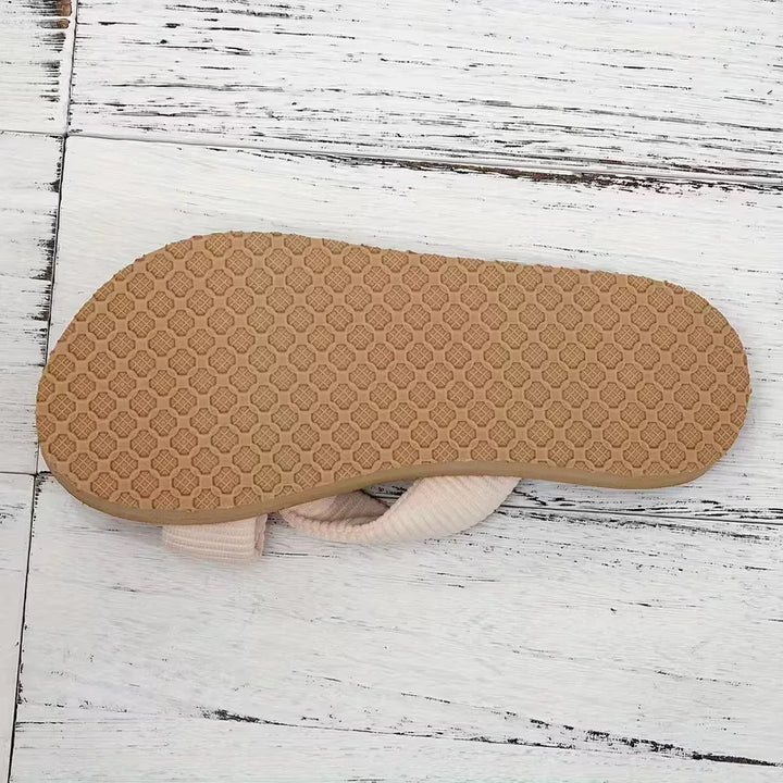Platte sandaal met strik en kraaltjes