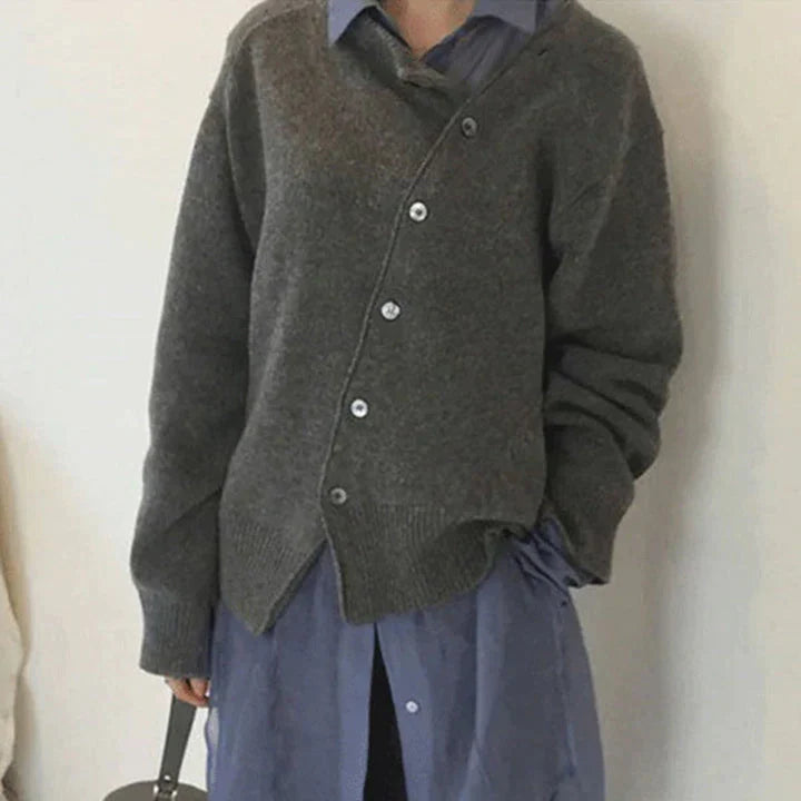 DINA | Luxe trui met knopen in de kleur Zwart voor dames in stijl ideaal voor de herfst.