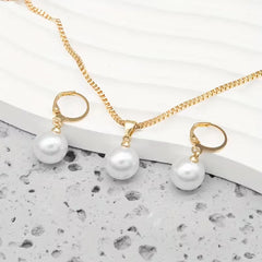 Ketting met parel en oorbellen