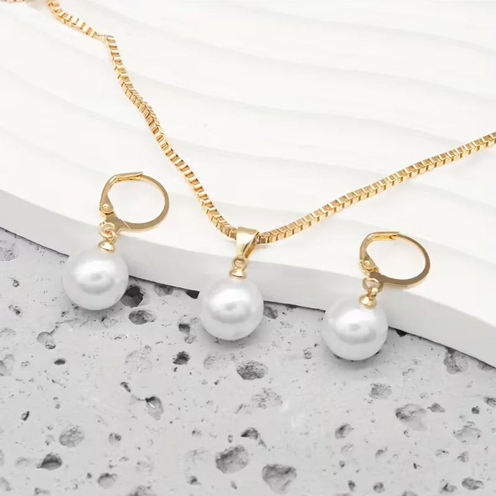 Ketting met parel en oorbellen