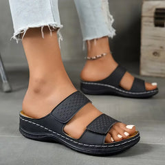 Platte sandaal met perforated straps