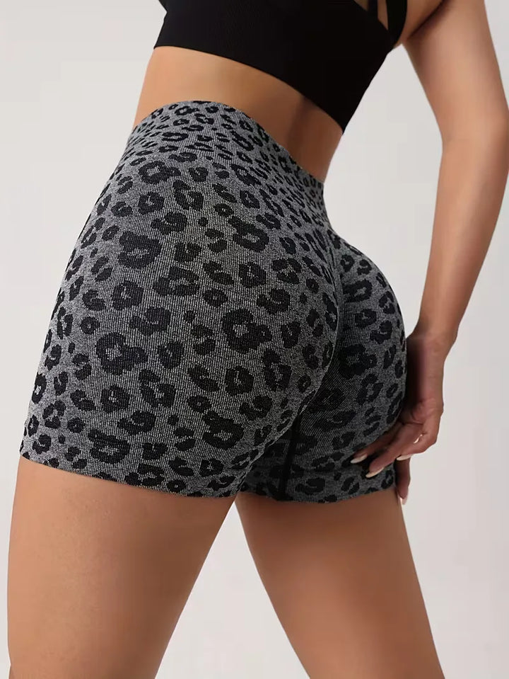 High-waisted shorts met leopard print