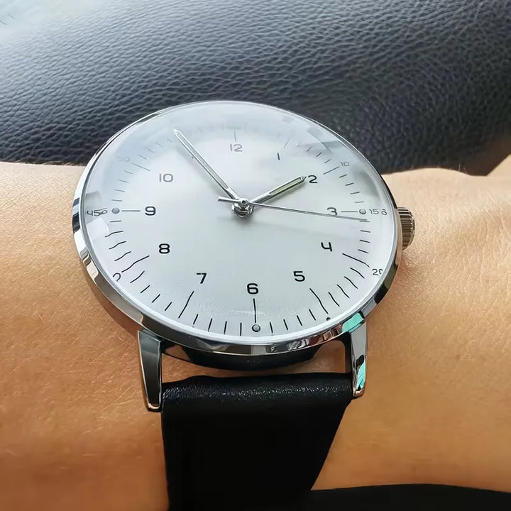 Analoge horloge met leren band