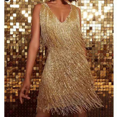 Elin | Sprankelende kwastjesjurk zonder mouwen in de kleur Goud voor dames in Party stijl ideaal voor de lente.
