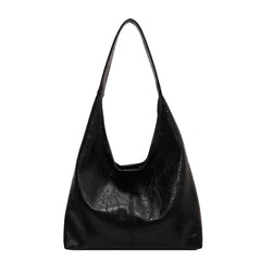 Emma | Grote leren schoudertas voor dames in de kleur Zwart voor dames in stijl geschikt voor alle seizoenen.