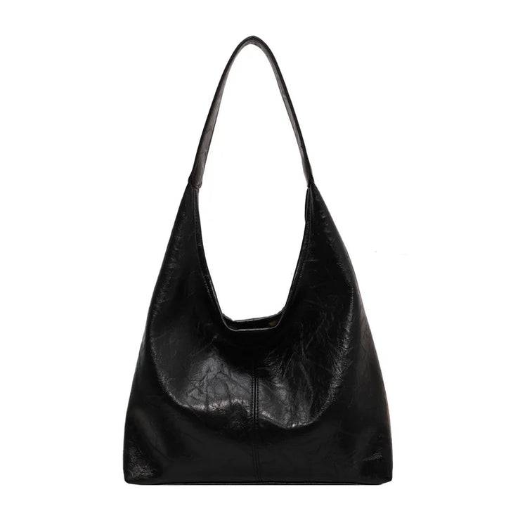 Emma | Grote leren schoudertas voor dames in de kleur Zwart voor dames in stijl geschikt voor alle seizoenen.