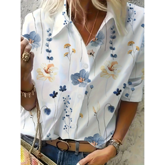 Emma | Witte elegante gebloemde damesblouse met omslagkraag in de kleur Wit/Grijs voor dames in stijl ideaal voor de herfst.