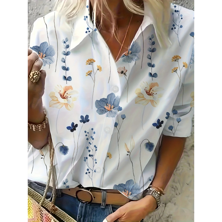 Emma | Witte elegante gebloemde damesblouse met omslagkraag in de kleur Wit/Grijs voor dames in stijl ideaal voor de herfst.