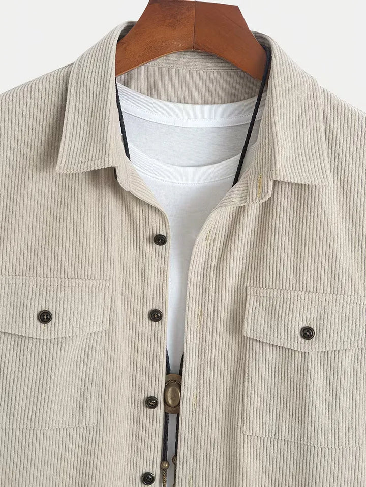 Shorts met button-up shirt