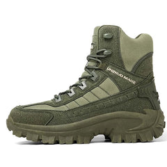 Stap vol vertrouwen de koude dagen tegemoet met deze stoere militaire winterlaarzen voor dames, genaamd Femke. Gemaakt van pluche en katoen voor ultieme warmte en comfort, met een stevige constructie, luxe voering, uitstekende grip en ondersteuning - ideaal voor stedentrips en stevige wandelingen tijdens de wintermaanden.