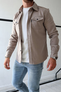 Heren Casual overhemd, perfect voor een moeiteloze en comfortabele look. Gemaakt van zacht katoen voor ultiem comfort, met een nonchalante pasvorm en neutraal ontwerp voor veelzijdige styling.