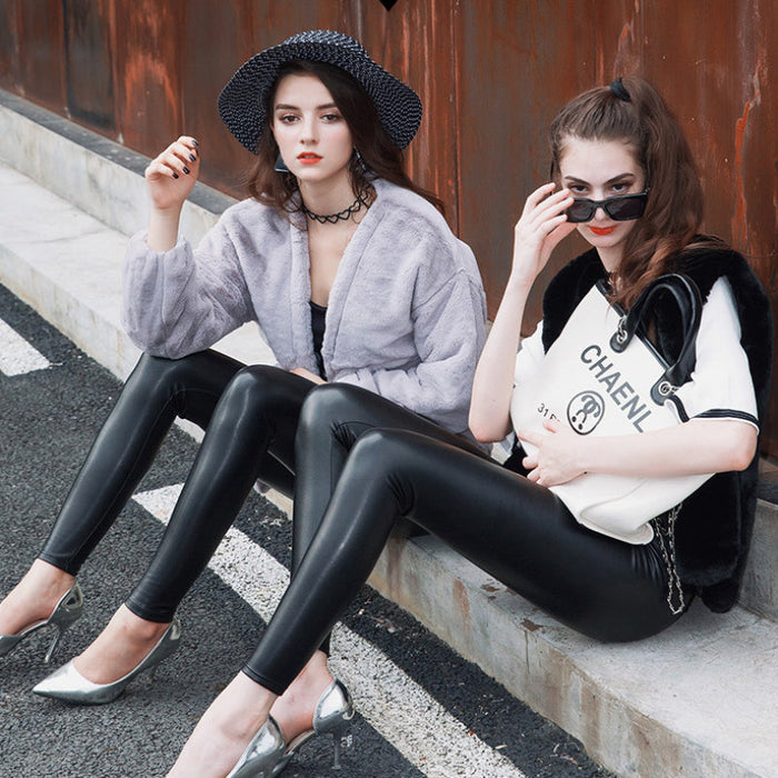 Jasmijn | Comfortabele leren legging voor vrouwen in de kleur Zwart voor dames in stijl ideaal voor de herfst.