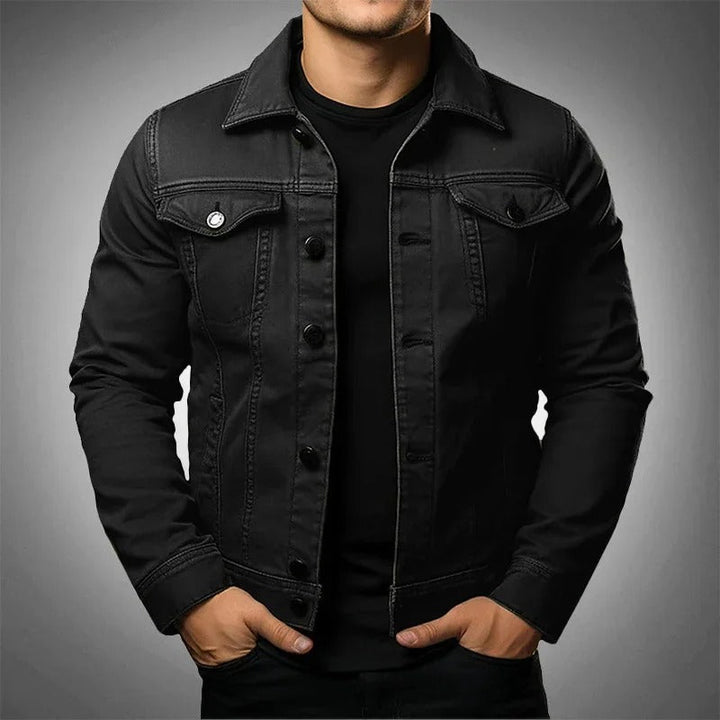 Zwarte lichtgewicht spijkerjas voor heren, ideaal voor diverse gelegenheden. Een modieuze en comfortabele jas, perfect voor lente en herfst en eenvoudig te combineren met verschillende outfits. Maattabel beschikbaar voor de juiste pasvorm.