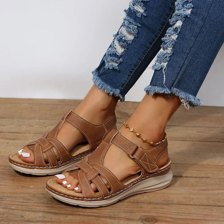 Leren sandalen - de perfecte mix van mode en ondersteuning voor jouw voeten. Ontworpen voor dagelijks gebruik, bieden deze sandalen hoogwaardig leer voor duurzaamheid, een modieus en elegant ontwerp, en optimale ondersteuning voor comfort.