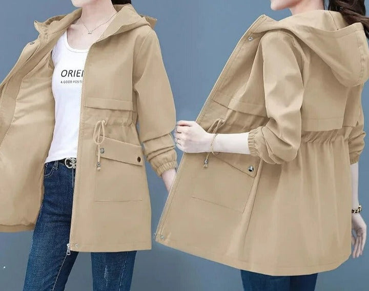 Karla | Dames windjack met capuchon in de kleur Khaki voor dames in Casual stijl ideaal voor de lente.