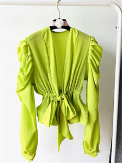 Käthe | V-hals Blouse met Pofmouwen in de kleur Groen voor dames in stijl ideaal voor de winter