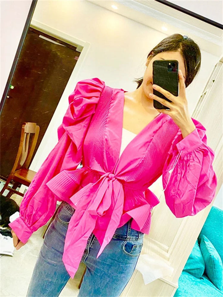 Käthe | V-hals Blouse met Pofmouwen in de kleur Roze voor dames in stijl ideaal voor de winter