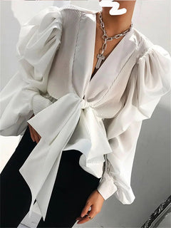 Käthe | V-hals Blouse met Pofmouwen in de kleur Wit voor dames in stijl ideaal voor de winter