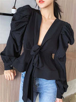 Käthe | V-hals Blouse met Pofmouwen in de kleur Zwart voor dames in stijl ideaal voor de winter
