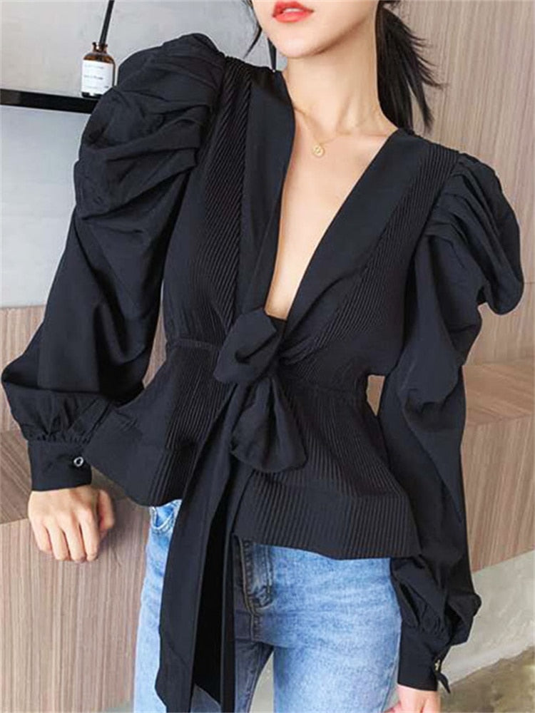 Käthe | V-hals Blouse met Pofmouwen in de kleur Zwart voor dames in stijl ideaal voor de winter