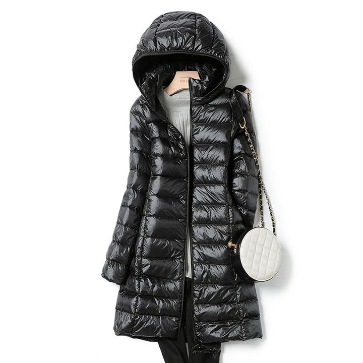 Kim | Dames lichtgewicht donsjack met capuchon in de kleur Zwart voor dames in stijl ideaal voor de herfst.