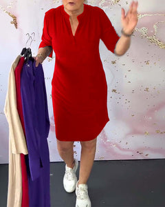 Laurynn | Jurk in effen kleur met V-hals in de kleur Marineblauw voor dames in Formal stijl ideaal voor de lente.