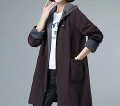 Leanne | Casual overjas met capuchon in de kleur Donkerpaars voor dames in Casual stijl ideaal voor de herfst.