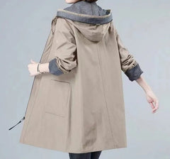 Leanne | Casual overjas met capuchon in de kleur Khaki voor dames in Casual stijl ideaal voor de herfst.