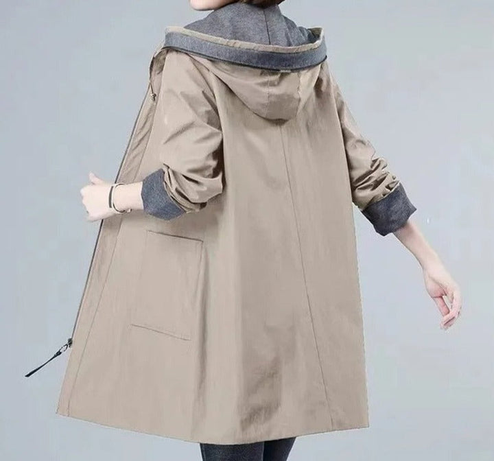 Leanne | Casual overjas met capuchon in de kleur Khaki voor dames in Casual stijl ideaal voor de herfst.