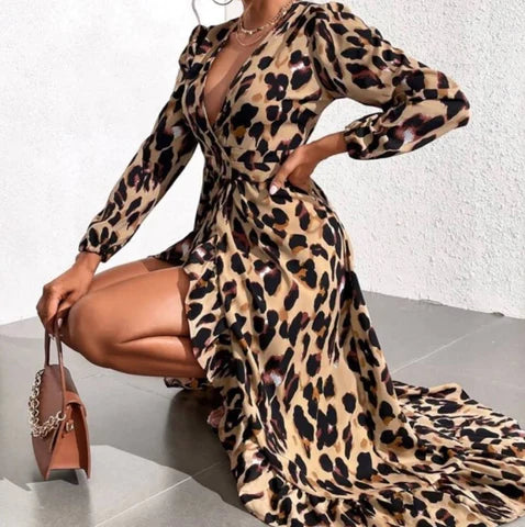 Leila | V-hals jurk met luipaardprint in de kleur Luipaard voor dames in stijl ideaal voor de lente.