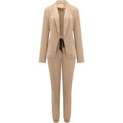 Slim-fit blazer en broek set, uitgevoerd in een trendy effen kleur voor een stijlvolle en verfijnde look. Gemaakt van hoogwaardige materialen voor comfort, duurzaamheid en een moderne uitstraling. Maattabel beschikbaar voor de perfecte pasvorm.