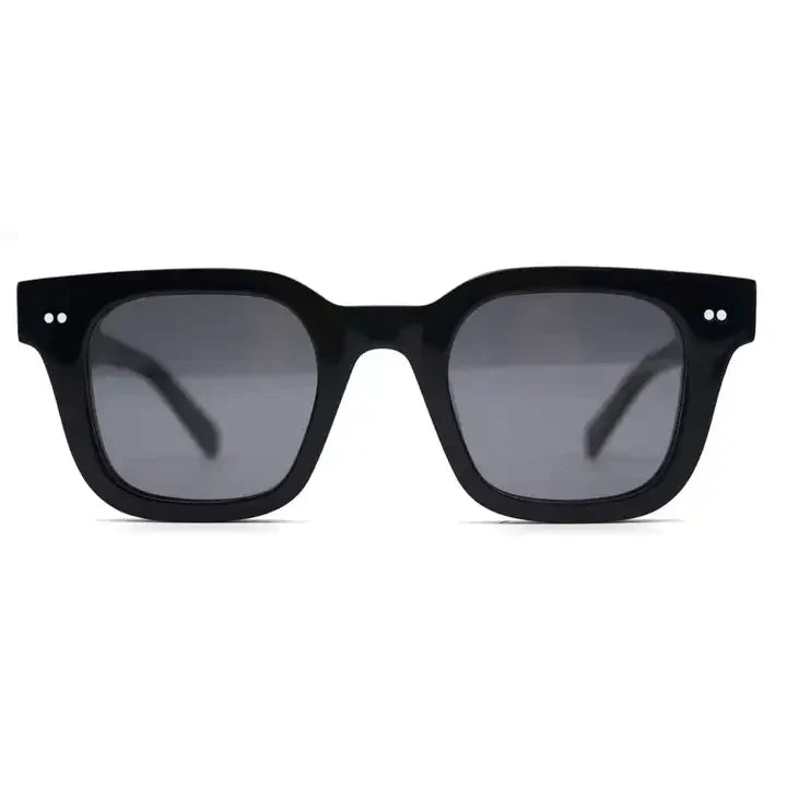Lex | Zonnebril met donkere glazen in de kleur Zwart voor heren in stijl ideaal voor de lente.