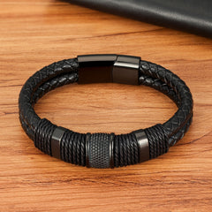 Geweven leren armband, gemaakt van echt leer met roestvrijstalen accenten voor een stoere uitstraling. Voorzien van een magnetische sluiting en ideaal voor dagelijks gebruik.