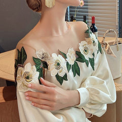 Lorenza- Bloemenpatroon Blouse in de kleur Crème voor dames in Formal stijl ideaal voor de lente.