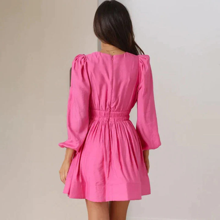 feestelijke mini-jurk, een perfecte combinatie van stijl en comfort. Ontworpen met aandacht voor elegantie en bewegingsvrijheid, zodat je er tijdens feestelijke gelegenheden moeiteloos chic uit kunt zien. Hoogwaardige materialen voor een luxueuze uitstraling en een slank silhouet dat je rondingen accentueert.