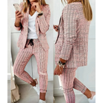 Damespak met lange blazer en bijpassende broek. Voorzien van een stijlvol ruitjespatroon en verkrijgbaar in diverse tijdloze kleuren. Geschikt voor zowel professionele als feestelijke gelegenheden. Comfortabele pasvorm, ademende stoffen en een complete, gestroomlijnde look.