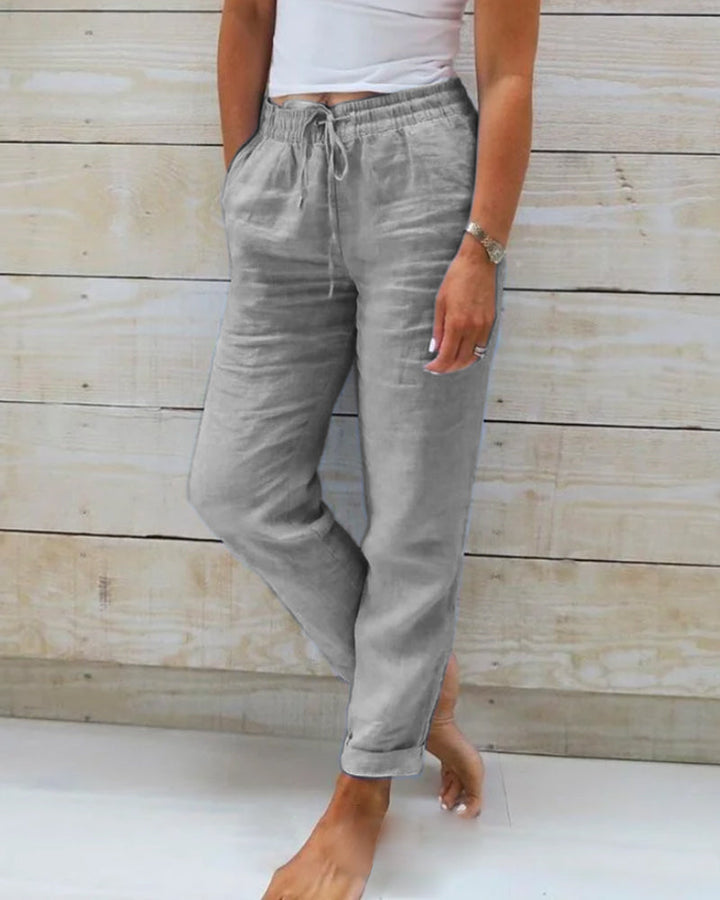 Linnen broek gemaakt van een hoogwaardige katoen-linnenmix voor een flatterende pasvorm, ademend vermogen en veelzijdige stijl het hele jaar door. Essentieel voor diverse gelegenheden met zijn klassiek ontwerp, relaxte pasvorm en handige zakken.