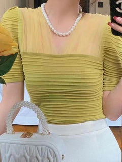 Louella | V-hals Blouse met Pofmouwen in de kleur Geel voor dames in stijl ideaal voor de lente.